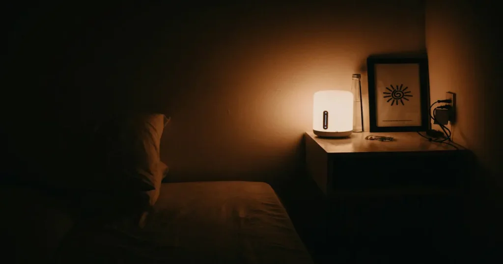 睡眠用におすすめのAudible作品を聴くイメージ画像