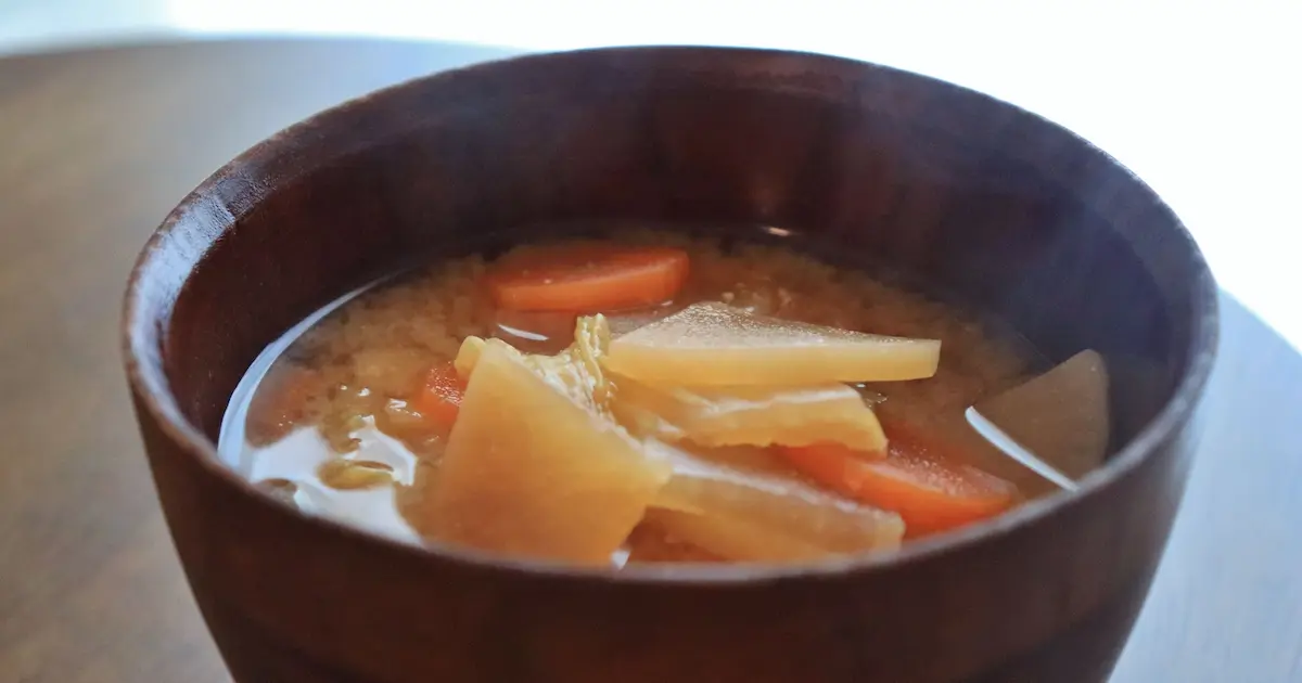 寝る前のリラックス方法の一つである温かいお味噌汁の画像