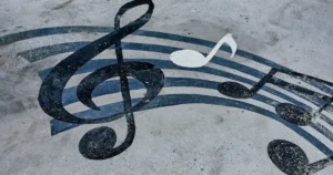 大きな音符の絵がコンクリート地面に描かれている画像