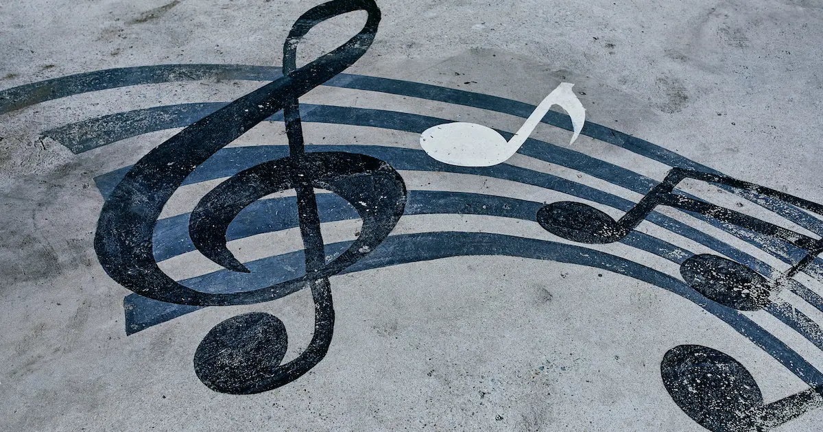 大きな音符の絵がコンクリート地面に描かれている画像