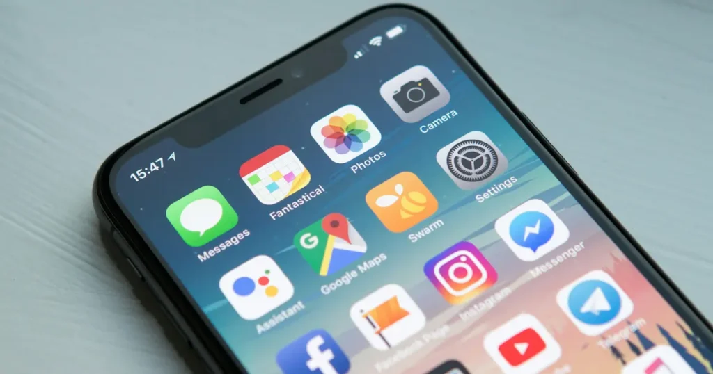 眠れない夜にスマホを操作する様子のイメージ